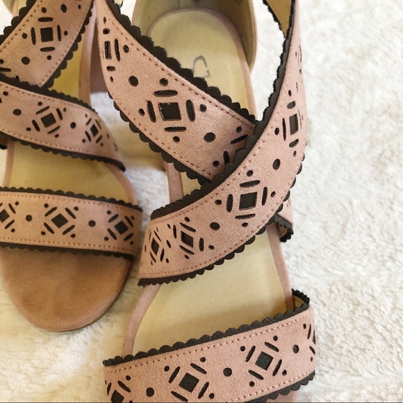 Chinese Laundry ✨ Dusty Rose Eyelet Style Sandals - Picture 2 of 6